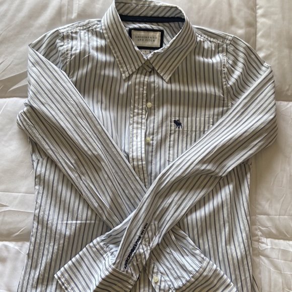 Abercrombie & Fitch women’s navy and white button down.  Size Large.  EUC. - Picture 9 of 10